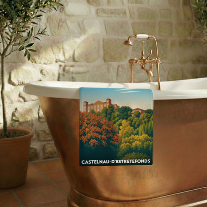 Serviette de bain souvenir de Castelnau-d'Estrétefonds avec une illustration stylisée de son château et de sa végétation.
