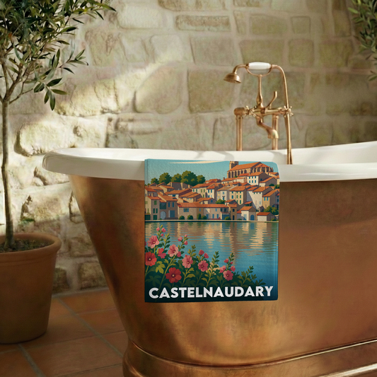 Serviette de bain souvenir de la ville de Castelnaudary avec une illustration stylisée.