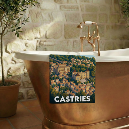Serviette de bain souvenir de la ville de Castries illustrée par un paysage stylisé.