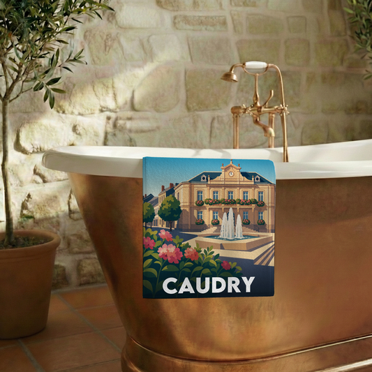 Serviette de bain souvenir de la ville de Caudry avec une illustration stylisée de son hôtel de ville et d'une fontaine.