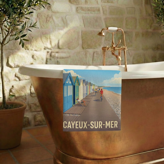 Serviette de bain souvenir de la ville de Cayeux-sur-Mer avec une illustration stylisée de ses cabines de plage et de son chemin de planches.