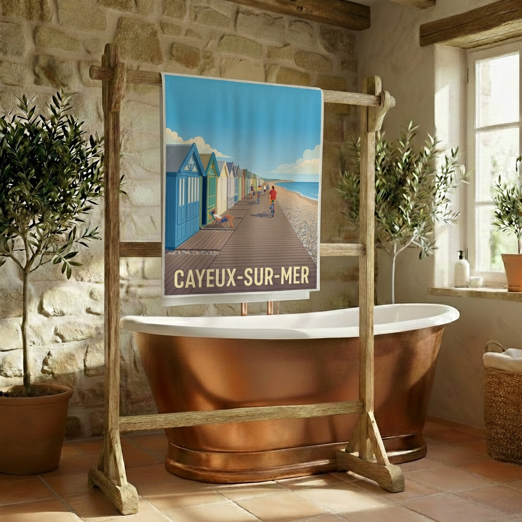 Serviette de bain souvenir de la ville de Cayeux-sur-Mer avec une illustration stylisée de son front de mer et de ses cabines de plage.