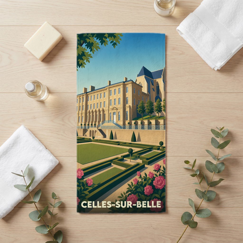 Serviette de bain souvenir de la ville de Celles-sur-Belle avec une illustration stylisée de son abbaye et de ses jardins.