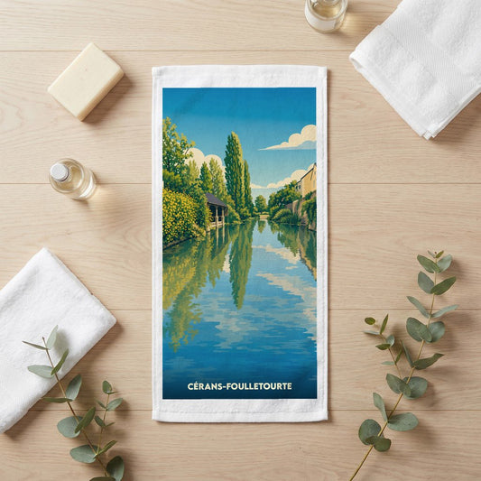 Serviette de bain souvenir de la ville de Cérans-Foulletourte avec une illustration stylisée de son paysage fluvial.