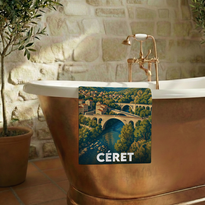 Serviette de bain souvenir de la ville de Céret avec une illustration stylisée de son célèbre pont.