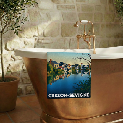Serviette de bain souvenir de la ville de Cesson-Sévigné avec une illustration stylisée.
