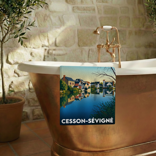 Serviette de bain souvenir de la ville de Cesson-Sévigné avec une illustration stylisée.