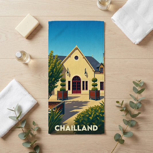 Serviette de bain souvenir de la ville de Chailland avec une illustration stylisée.