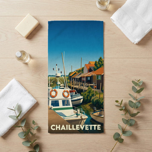 Serviette de bain souvenir de la ville de Chaillevette avec une illustration stylisée d'un port de pêche.