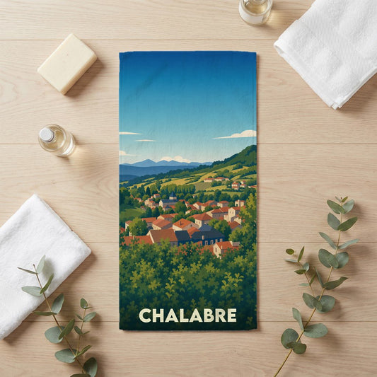 Serviette de bain souvenir de la ville de Chalabre avec une illustration stylisée d'un paysage de montagne.