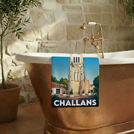 Serviette de bain souvenir de la ville de Challans avec une illustration stylisée.