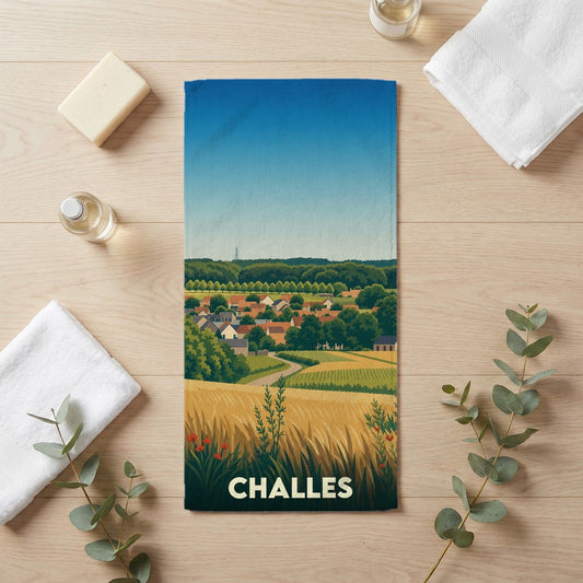 Serviette de bain souvenir de la ville de Challes avec une illustration stylisée d'un paysage champêtre.