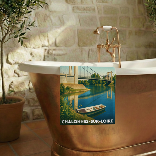 Serviette de bain souvenir de Chalonnes-sur-Loire illustrant un pont suspendu et une barque sur la Loire.