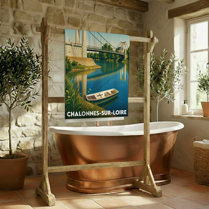 Serviette de bain souvenir de Chalonnes-sur-Loire avec une illustration stylisée du pont et de la Loire.