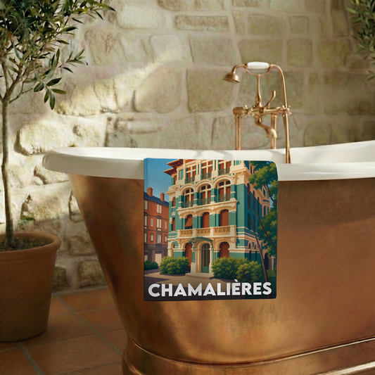 Serviette de bain souvenir de la ville de Chamalières avec une illustration stylisée.