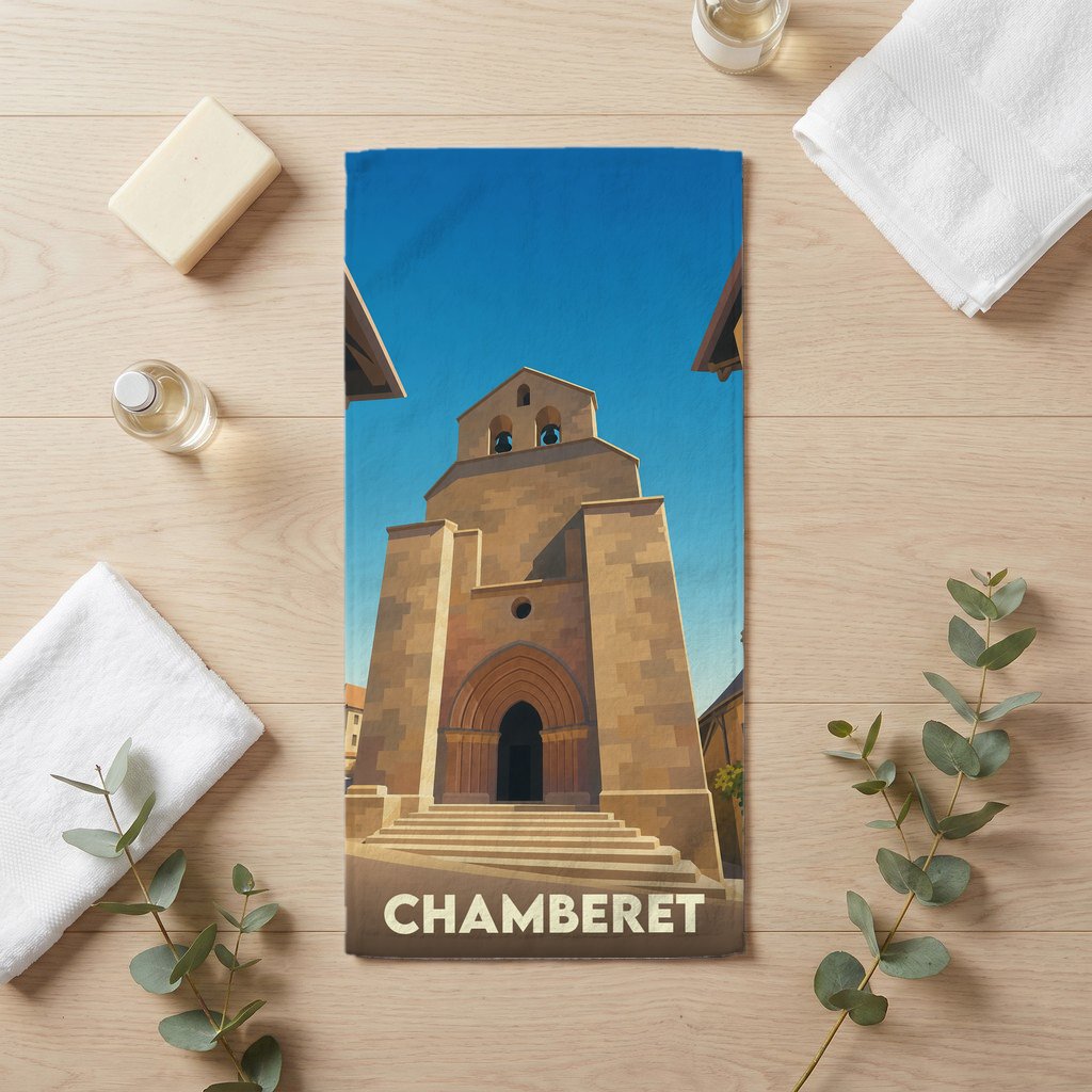 Serviette de bain souvenir de la ville de Chamberet avec une illustration stylisée de son église.