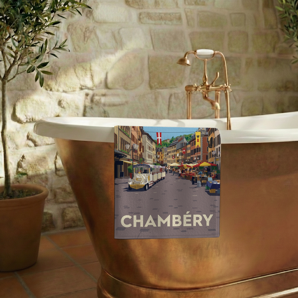 Serviette de bain souvenir de la ville de Chambéry avec une illustration stylisée.