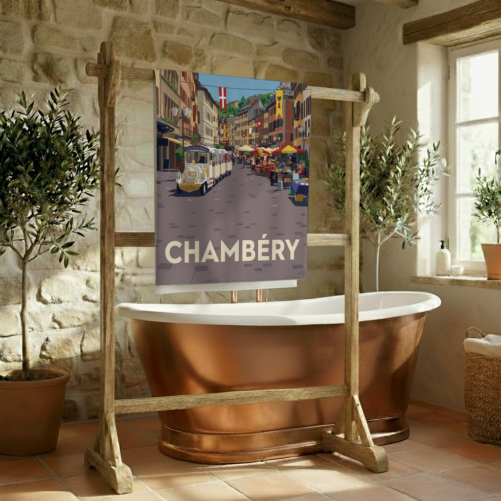 Serviette de bain souvenir de la ville de Chambéry avec une illustration stylisée de ses rues et de son petit train touristique.