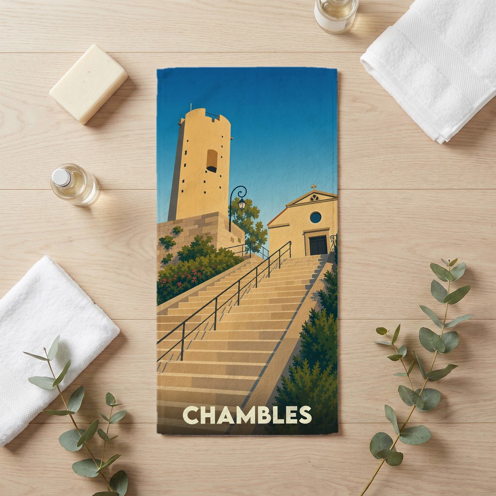 Serviette de bain souvenir de la ville de Chambles avec une illustration stylisée.