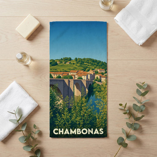 Serviette de bain souvenir de la ville de Chambonas avec une illustration stylisée d'un pont de pierre.
