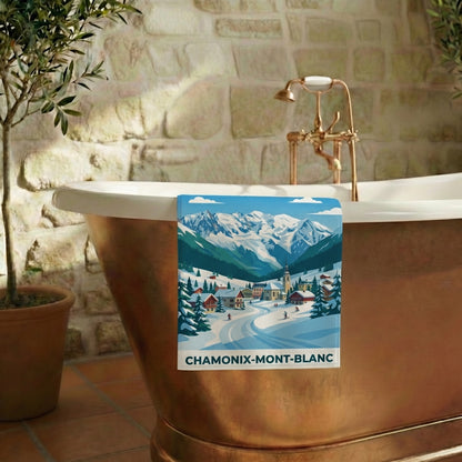 Serviette de bain souvenir de Chamonix-Mont-Blanc avec une illustration stylisée de paysages de montagne enneigés.