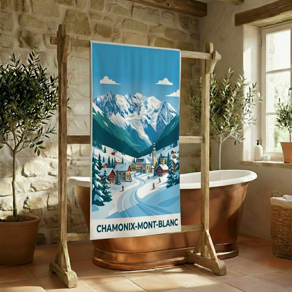 Serviette de bain souvenir de Chamonix-Mont-Blanc avec une illustration stylisée de montagnes enneigées.