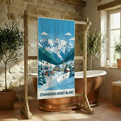 Serviette de bain souvenir de Chamonix-Mont-Blanc avec une illustration stylisée de montagnes enneigées.