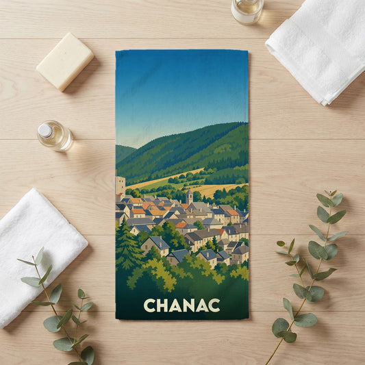 Serviette de bain souvenir de la ville de Chanac avec une illustration stylisée de son paysage vallonné.