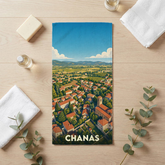 Serviette de bain souvenir de la ville de Chanas illustrée par un paysage panoramique stylisé.