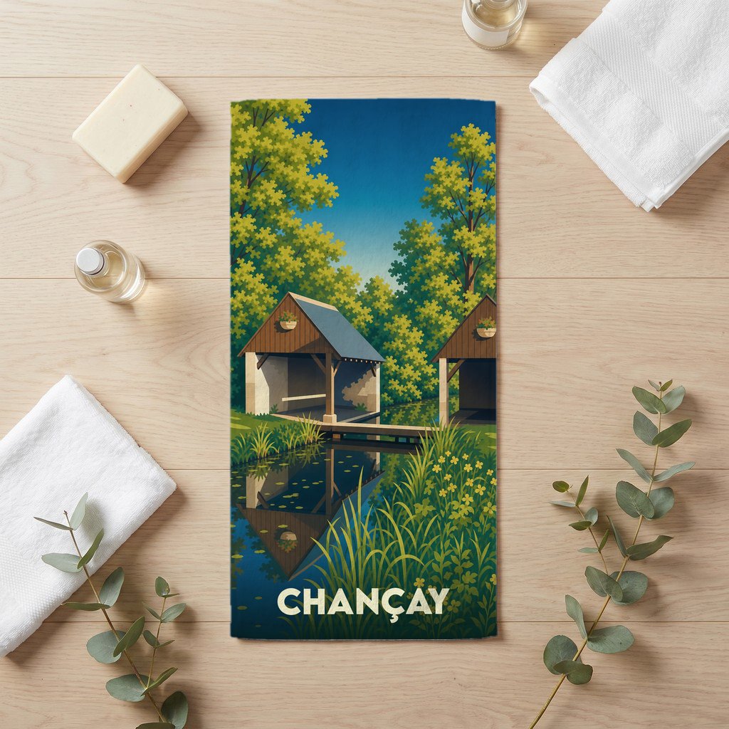 Serviette de bain souvenir de la ville de Chançay avec une illustration stylisée d'un lavoir en bord de rivière.