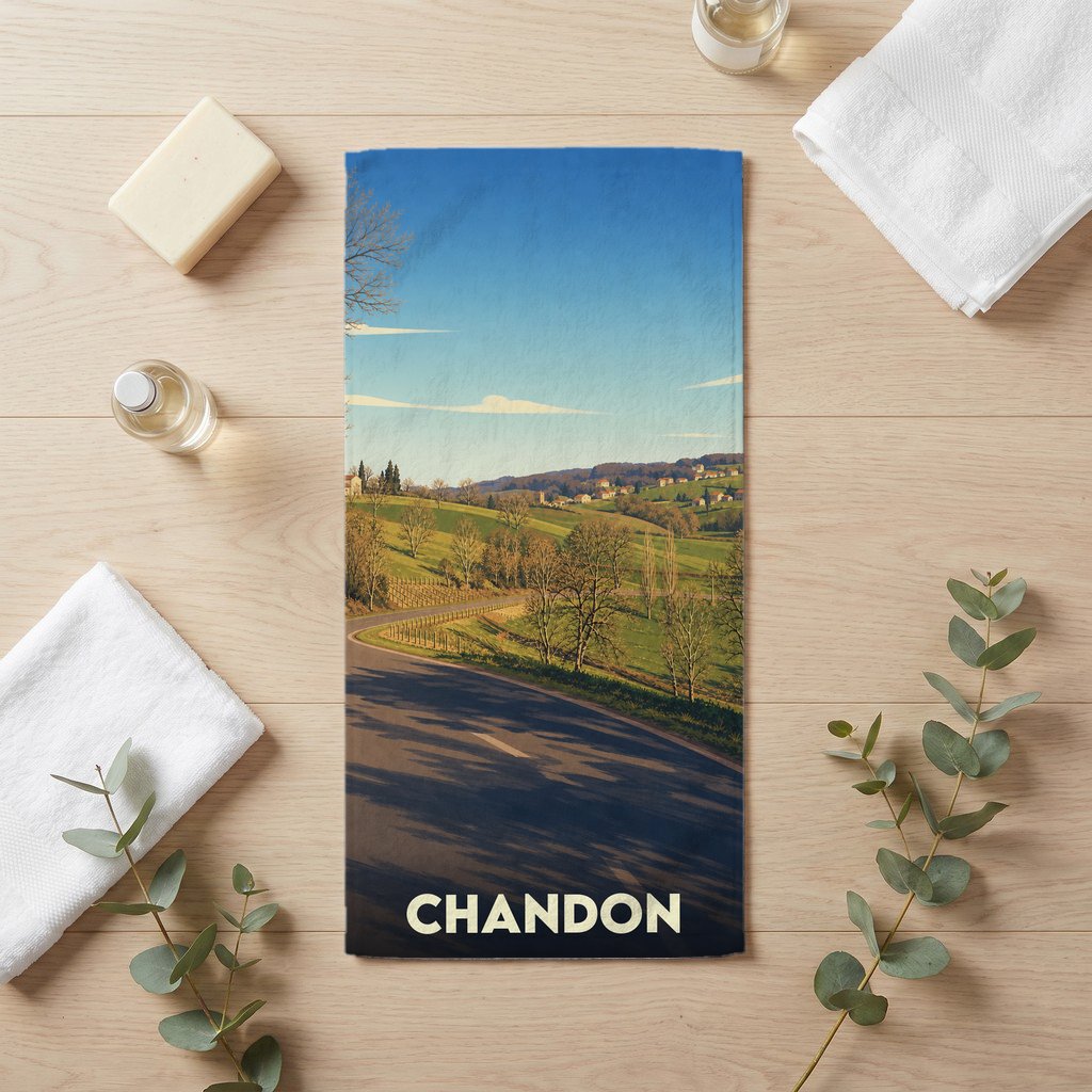 Serviette de bain souvenir de la ville de Chandon illustrée d'un paysage de campagne vallonné.