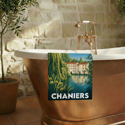 Serviette de bain souvenir de la ville de Chaniers avec une illustration stylisée.