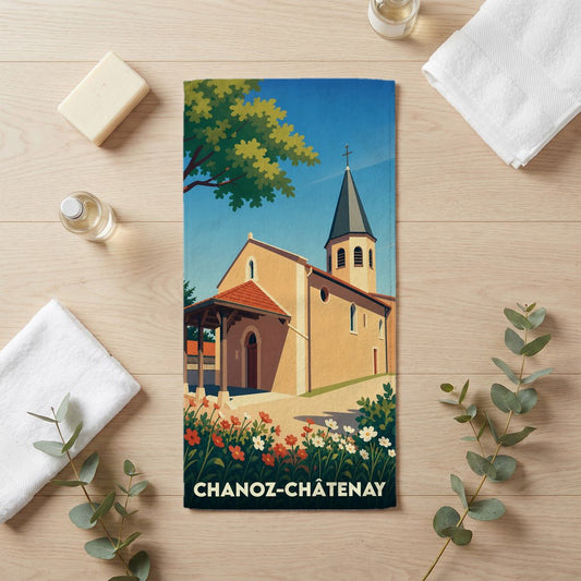 Serviette de bain souvenir de la ville de Chanoz-Châtenay illustrant son église dans un style rétro et coloré.