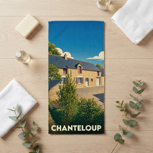 Serviette de bain souvenir de la ville de Chanteloup avec une illustration stylisée d'une maison en pierre.