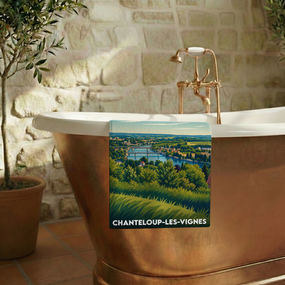 Serviette de bain souvenir de Chanteloup-les-Vignes avec une illustration paysagère stylisée.
