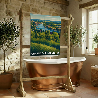 Serviette de bain souvenir de la ville de Chanteloup-les-Vignes avec une illustration stylisée de son paysage.
