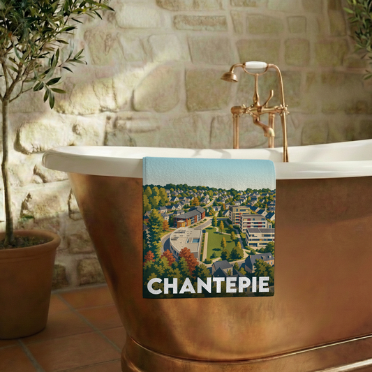 Serviette de bain souvenir de la ville de Chantepie avec une illustration paysagère stylisée.