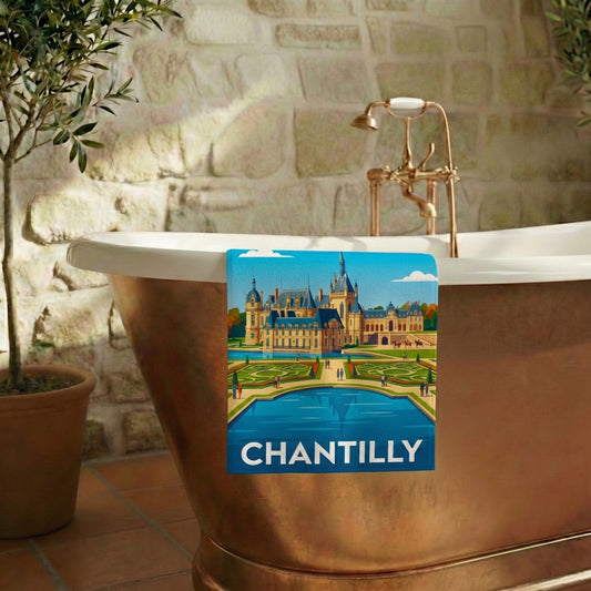 Serviette de bain souvenir de la ville de Chantilly avec une illustration stylisée du château.