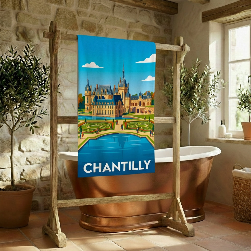 Serviette de bain souvenir de la ville de Chantilly avec une illustration stylisée de son château.