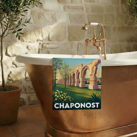 Serviette de bain souvenir de la ville de Chaponost avec une illustration stylisée de ses aqueducs romains.
