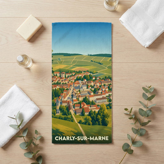 Serviette de bain souvenir de Charly-sur-Marne avec une illustration stylisée du village entouré de vignobles.