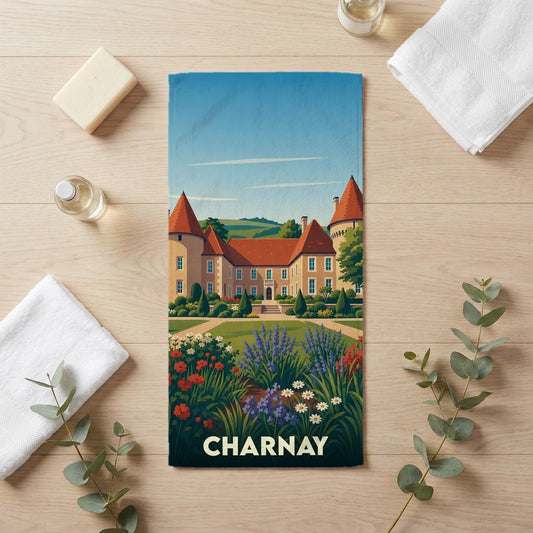 Serviette de bain souvenir de la ville de Charnay illustrée d'un château et d'un jardin fleuri.