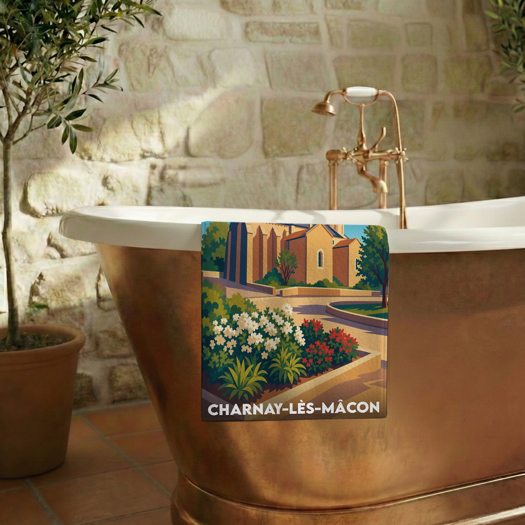 Serviette de bain souvenir de Charnay-lès-Mâcon illustrée d'un paysage urbain stylisé.