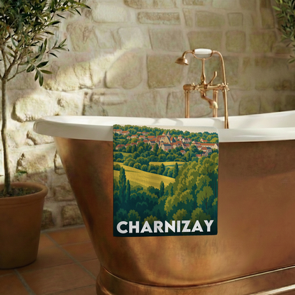 Serviette de bain souvenir de la ville de Charnizay avec une illustration stylisée.
