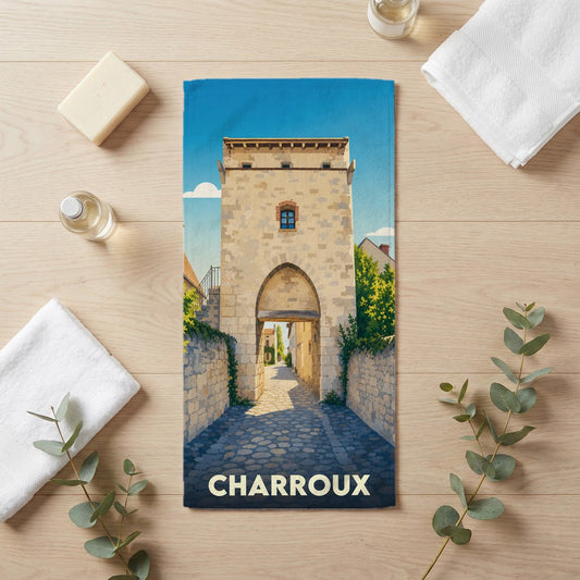 Serviette de bain souvenir de la ville de Charroux avec une illustration stylisée d'une porte fortifiée.