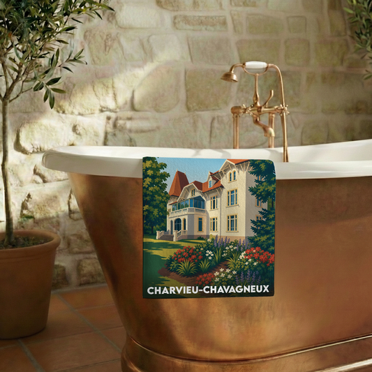 Serviette de bain souvenir de la ville de Charvieu-Chavagneux illustrée d'un manoir entouré de fleurs.