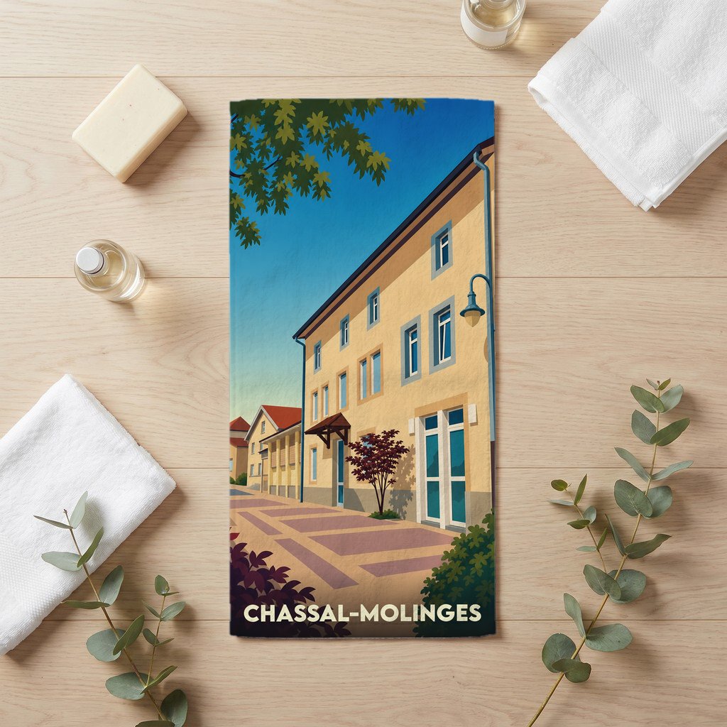 Serviette de bain souvenir de Chassal-Molinges avec une illustration stylisée d'un bâtiment urbain.