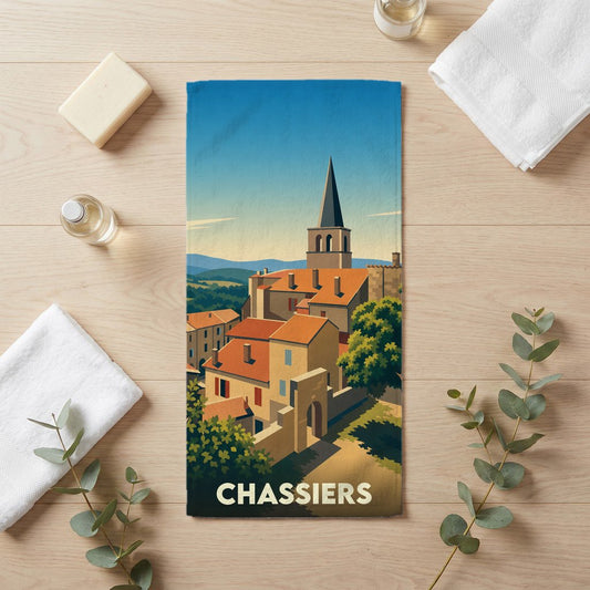 Serviette de bain souvenir de la ville de Chassiers avec une illustration stylisée d'un village provençal.
