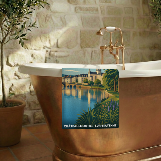 Serviette de bain souvenir de la ville de Château-Gontier-sur-Mayenne avec une illustration stylisée.