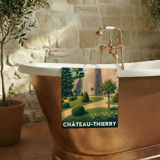 Serviette de bain souvenir de la ville de Château-Thierry avec une illustration stylisée.